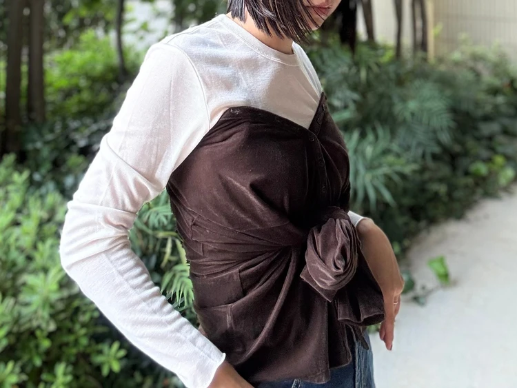 シアーシャツにビスチェのレイヤードコーデ