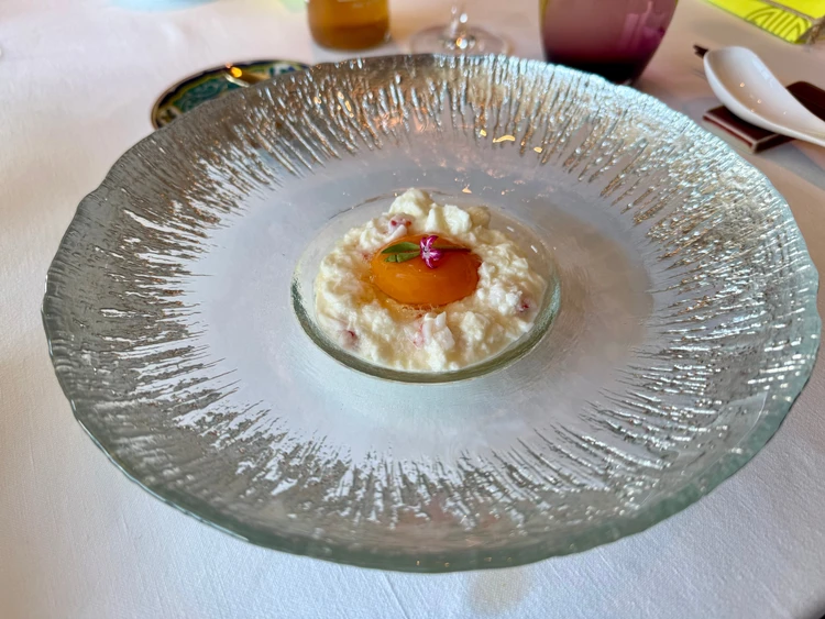 マンダリンオリエンタル東京「センス」平日ランチ　たらば蟹と黒富士農場の卵を使った白い蟹玉