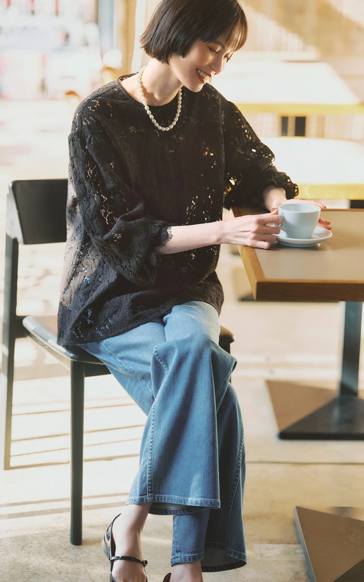 比留川 游　【with 休日デニム】甘めブラウスを着崩して休日に映えるお出かけスタイルに