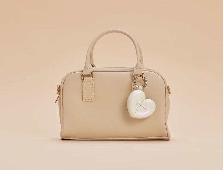 BAILA　プレゼント　プレゼント　BAILA　バイラ　アテックス　ルルド　ハートチャーム　フェイスケア　製品写真　チャームのように持ち歩ける