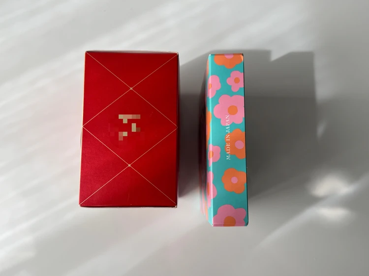 30枚入りと10枚入りのパックを並べたもの　厚みが全然違う！