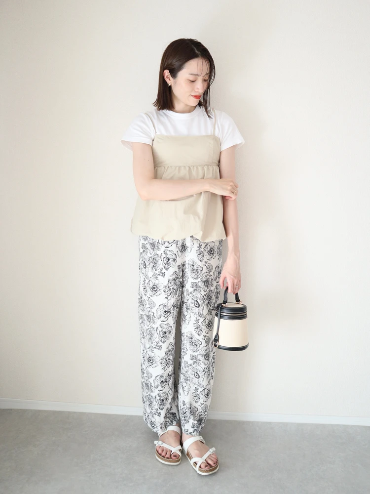 ユニクロ ユー 定番 人気 白 Tシャツ コーデ UNIQLO 柄パンツ キャミソール レイヤード