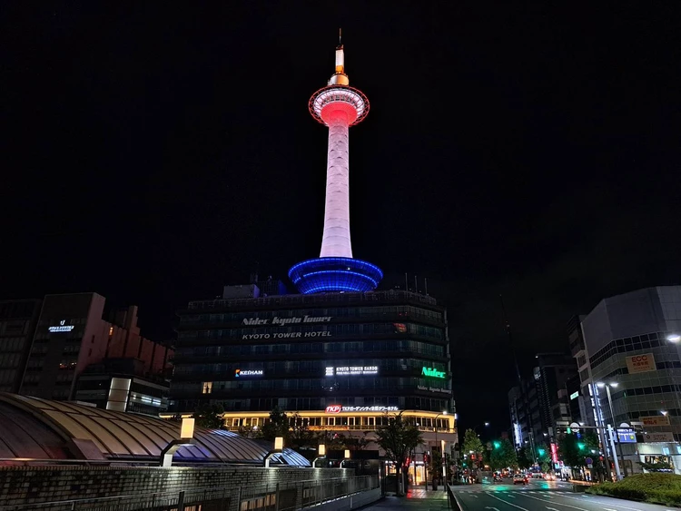 京都タワーホテルの夜の外観