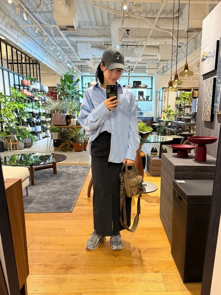 GUのドルマンスリーブシャツにタイトスカートを合わせたスポーツミックスのカジュアルスタイル