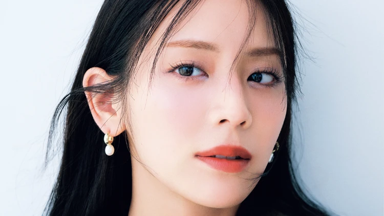 赤リップでも職場で浮かない！ 華やかカラーを平日仕様にするなら「透け質感」がカギ