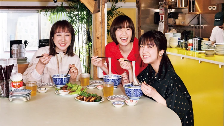 川田裕美×佐藤栞里×上白石萌音、プライベートでも仲よしの3人が、話題の立ち食いベトナム料理店へ