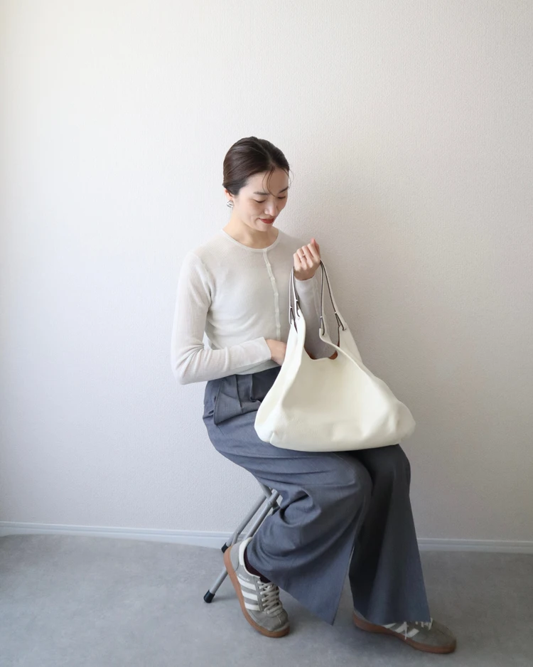 adidas アディダス　ハンドボール　スペツィアル　きれいめ　パンツ　コーデ　通勤　スニーカー　小物　配色