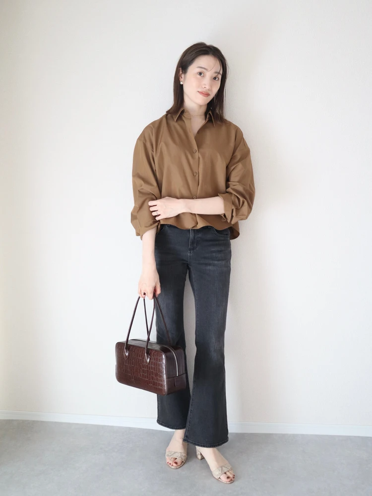 GU ジーユー スリムフレアジーンズ 晩夏 デニム コーデ 30代 シャツ 秋