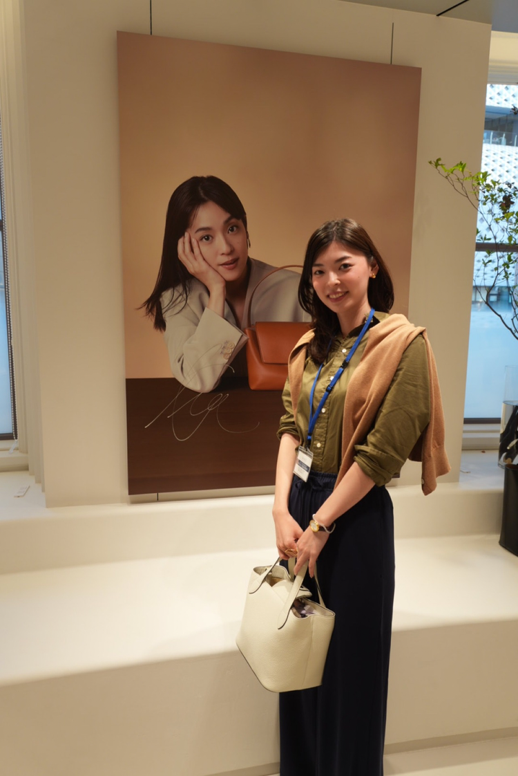 WAKOの3階で撮影した中村アンさんのサイン入りボードと記念写真
