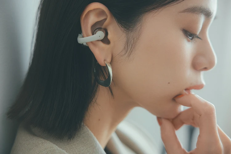 佐藤晴美 イヤカフ型イヤホン「OPENDOTS ONE」