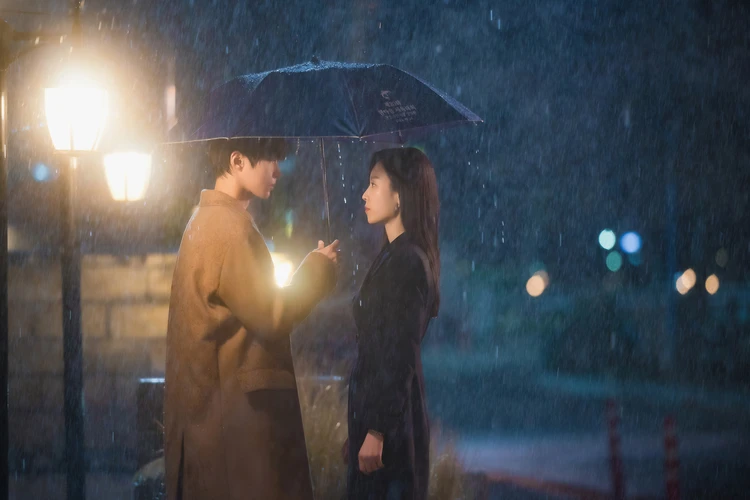 なぜオ・スジェなのか スジェ(ソ・ヒョンジン)とチャン(ファン・イニョプ)雨の2ショット