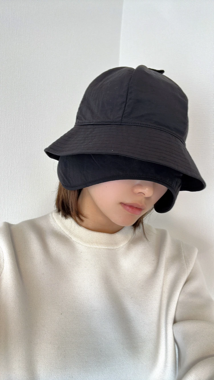 品川サウナのサウナハットを前後逆に目隠しありで被っている