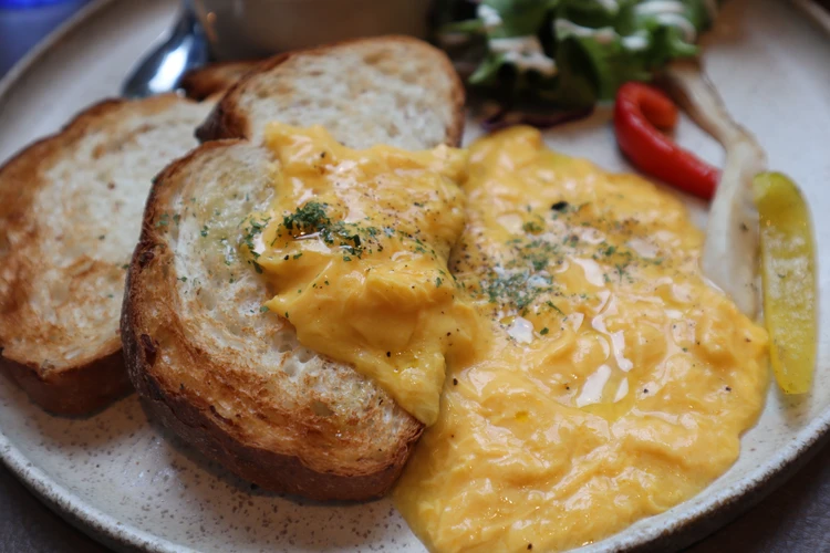 東京　日本橋　SiKiTO CAFE　シキト　カフェ　駅近　電源　WiFi　完備　コンセント　作業　朝活　モーニング　おすすめ　エッグスユアウェイ　スクランブルエッグ