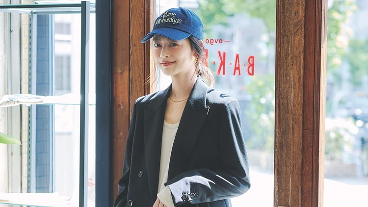 【ローファーコーデ】白ワンピ×ジャケットの端正コンビを小物で愛嬌たっぷりに刷新【BAILA今日のコーデ】