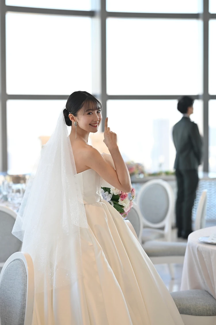 アラサー夫婦の結婚式の様子　ウェディングドレスの女性