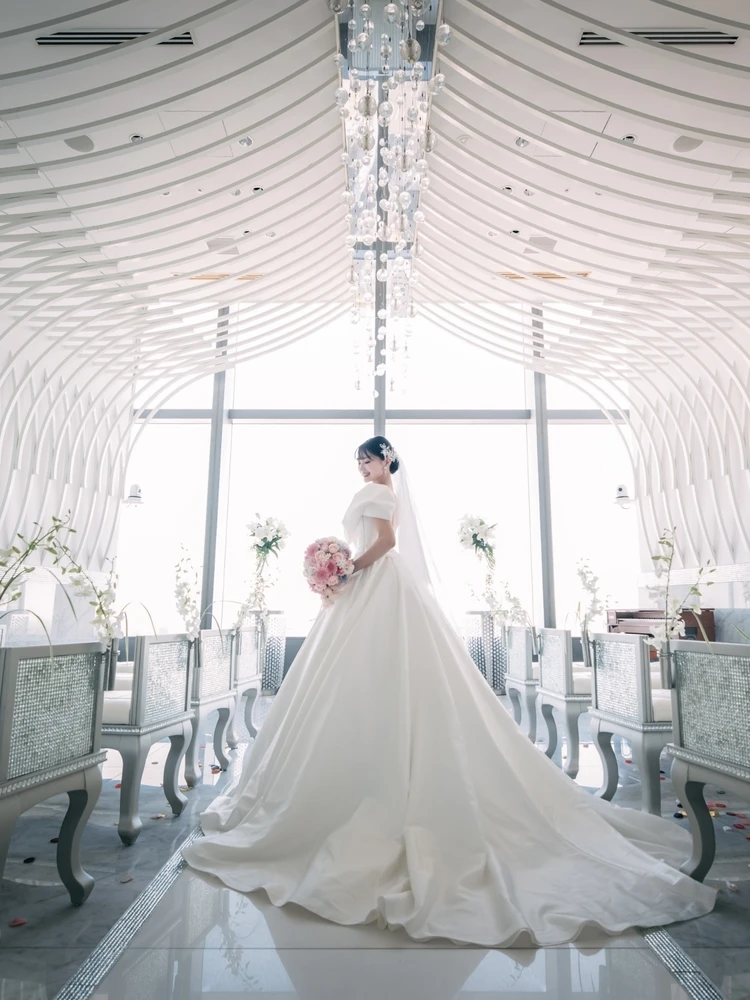 ウェディングドレスを着た新婦　チャペルに立つ新婦　ウェディングフォト