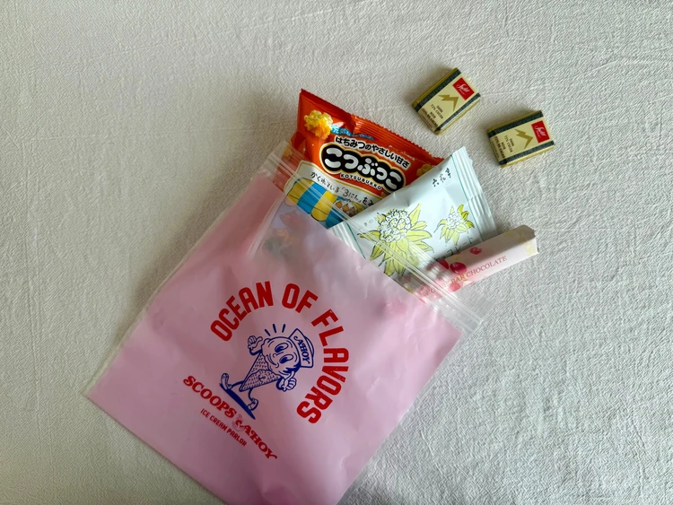 ストレンジャーシングス×スリコ ストックバッグにお菓子を入れた様子