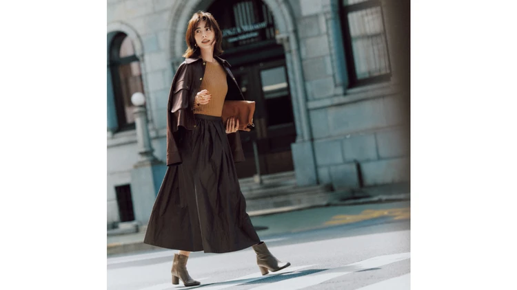 定番の「ぴたニット×ふわスカート」コーデは品よく女性らしくどんなシーンでも好印象確実!今っぽくする方法は?