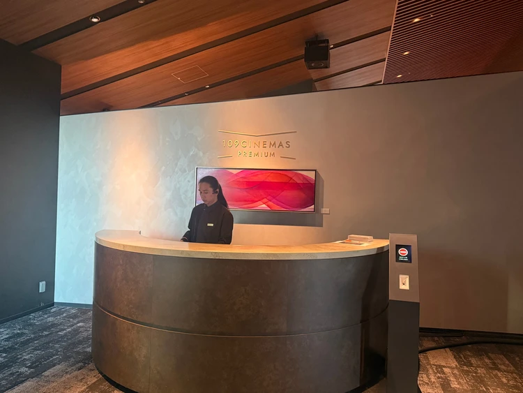 ポップコーン食べ放題で完全に浮かれた夜。歌舞伎町タワーのプレミアムシネマで『鬼滅の刃』デート♡_1_1