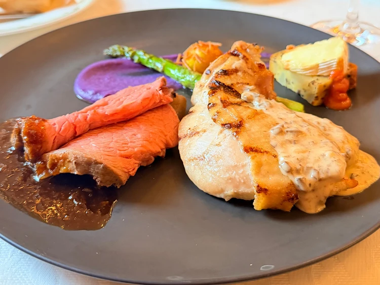 メイン：ローストビーフとグリルチキン、レンコンソースとマッシュルームクリームソース