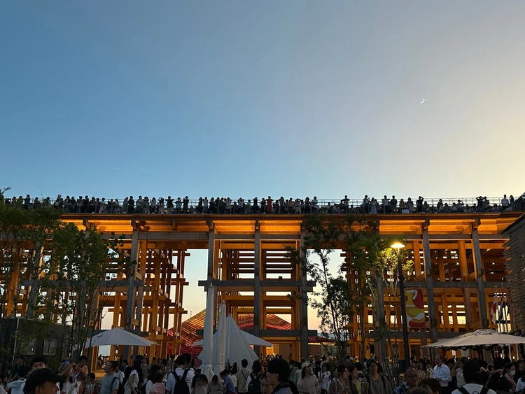 人がいっぱいの大屋根リング