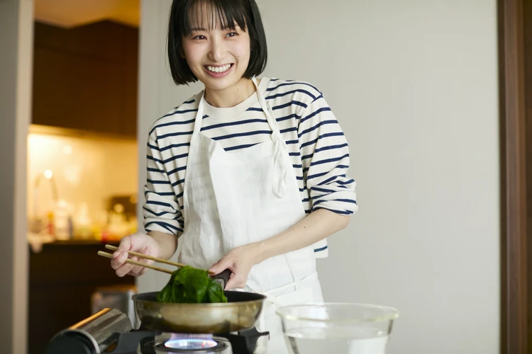 【料理家・長谷川あかりロングインタビュー】家でしか食べられない“特別ではないからこそ特別な味”。初連載「ご自愛ごはん」に込めた想い