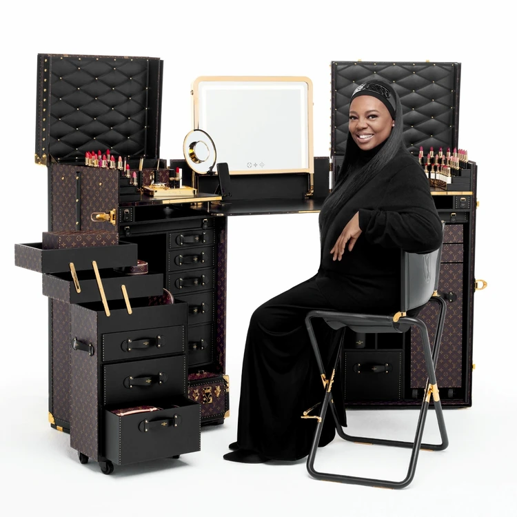 ｢ラ･ボーテ ルイ･ヴィトン｣のクリエイティブ･ディレクターに就任したのは、パット･マクグラス(DBE、デイム･コマンダー)