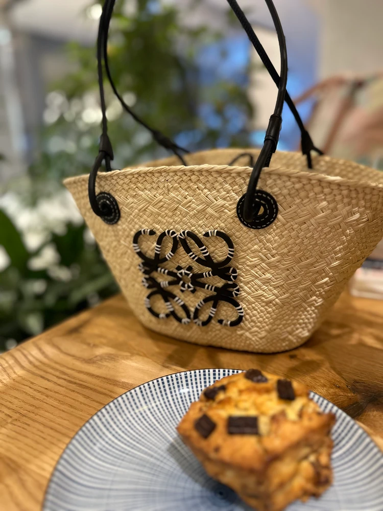 LOEWE アナグラム バスケットバッグ スモール （イラカヤシ＆カーフ） カラー：ナチュラル／ブラック