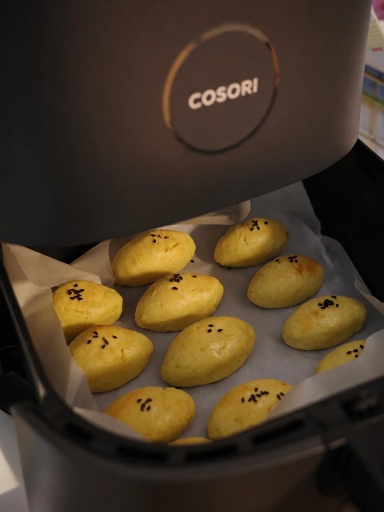 COSORIのノンフライヤーから焼き上がったスイートポテトを取り出す様子