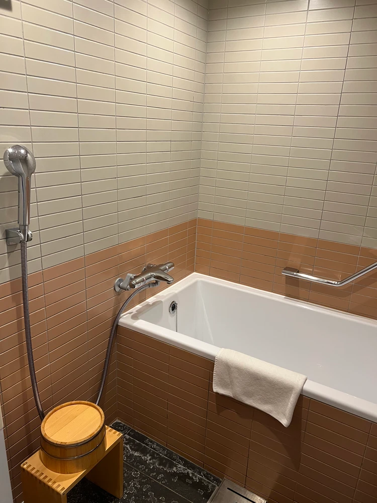 深めのバスタブ付きバスルーム