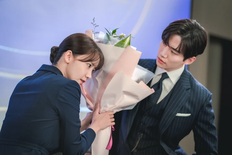 キング・ザ・ランド 花束を渡すシーン