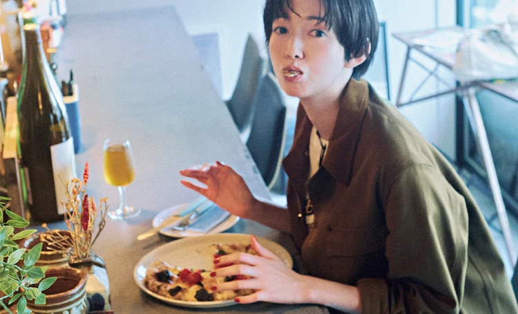 佐藤栞里、新宿の人気店「SAM wood fired」で“飲めるピザ”を堪能【もぐもぐしーさんぽ】
