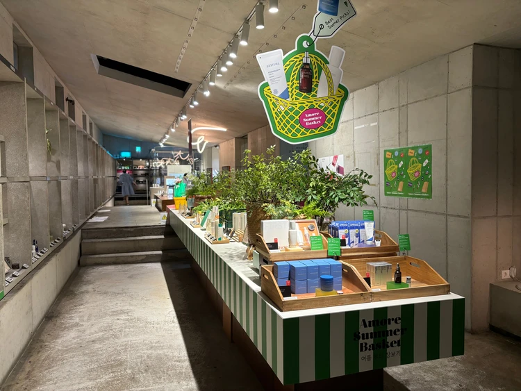 AMORE聖水の店内。コスメがぎっしり