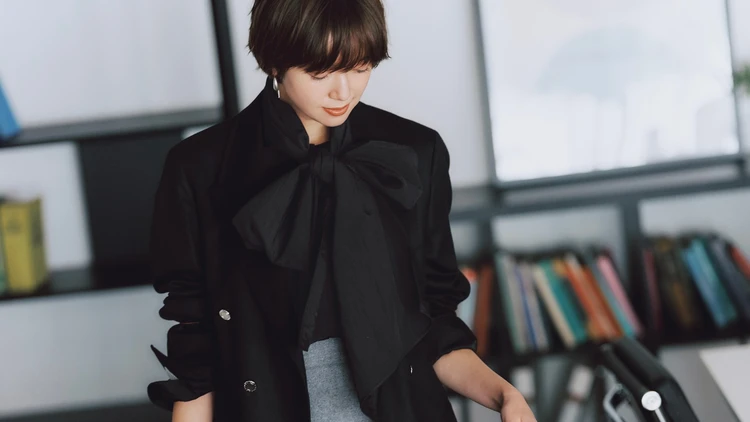 【ボウタイブラウスコーデ】モノトーンなら誰でも臆せず可愛げ上手に【BAILA今日のコーデ】