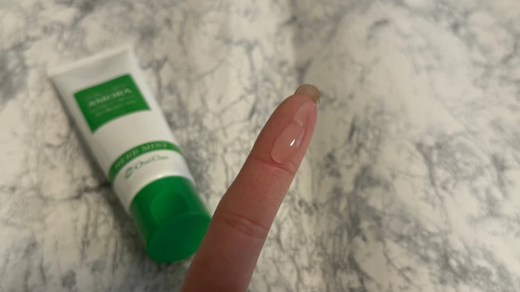 AMOLAジェルを指にだした様子