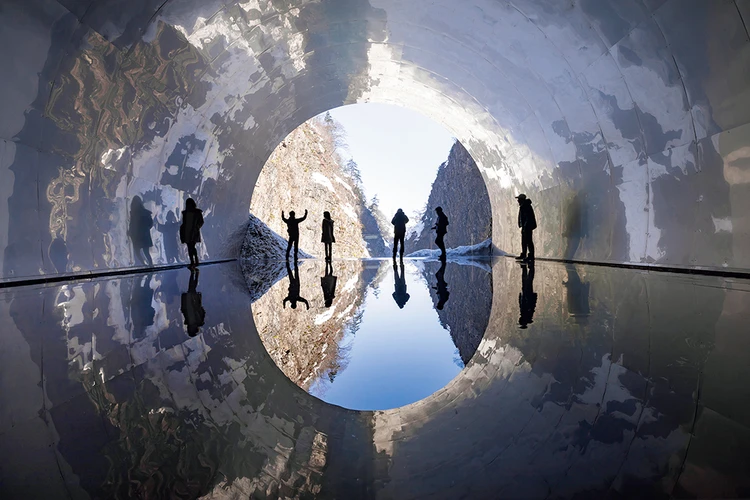 マ・ヤンソン/MADアーキテクツ「Tunnel of Light」（大地の芸術祭作品）