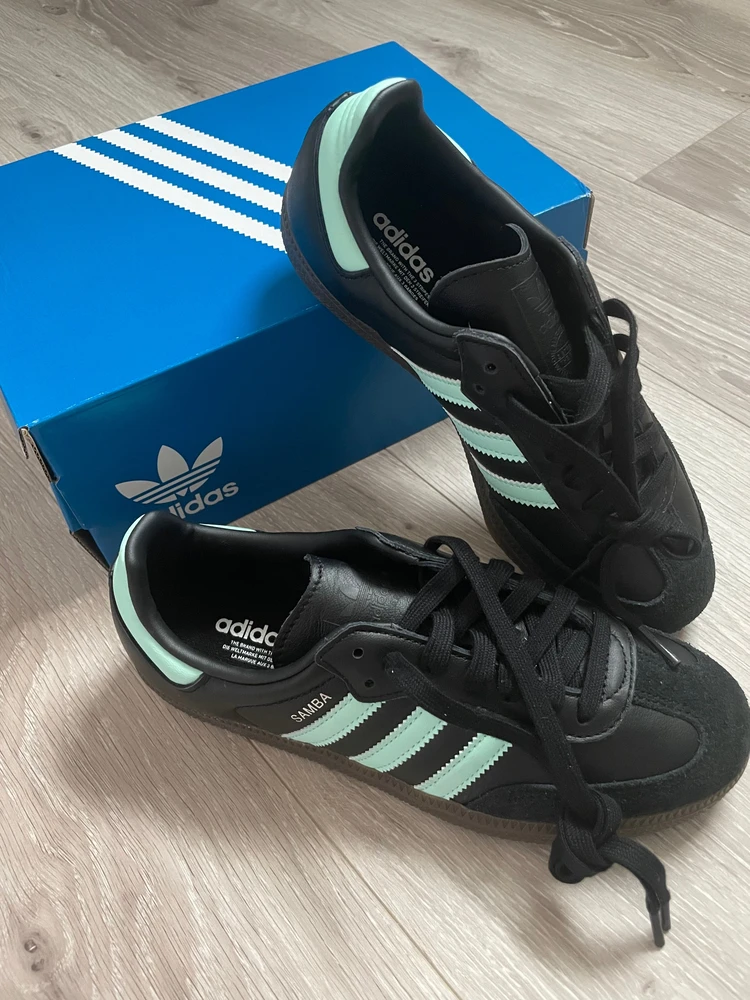 【薄底スニーカー】大人が履きたいadidas OriginalsのSAMBA OG。サイズ感・履き心地・コーデ_1