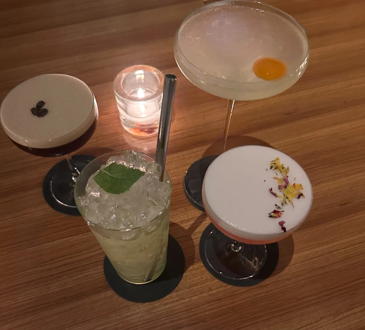 夜景バー女子会コーデ|ブラックが映える3つの理由_13