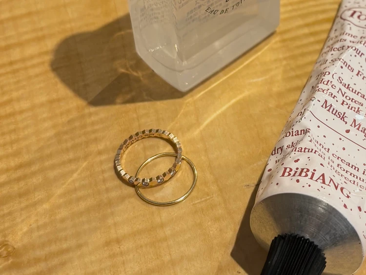 ミュートジュエリー, ベネチアンチェーンネックレス, K18アクセサリー, シンプルジュエリー, レイヤードネックレス, ヒロタカリング, 手元コーデ, 上品アクセサリー, 30代ファッション, 大人カジュアル