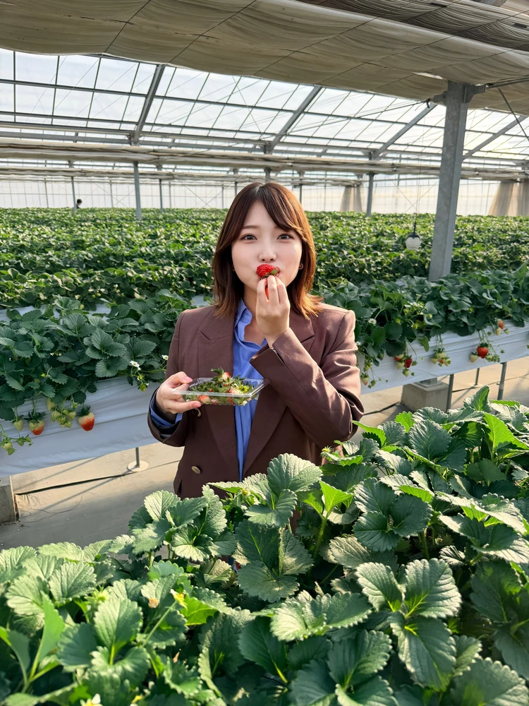 TONAL×貴島明日香のマルチセットアップのジャケットブルーのシャツとデニムを合わせたコーディネートの上半身のみの画像