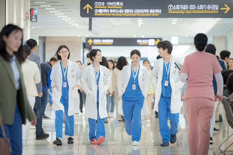 心のデトックスに！ 新米医師の奮闘を描く『いつかは賢いレジデント生活』が泣ける【韓ドラオタクおすすめの1本】_2