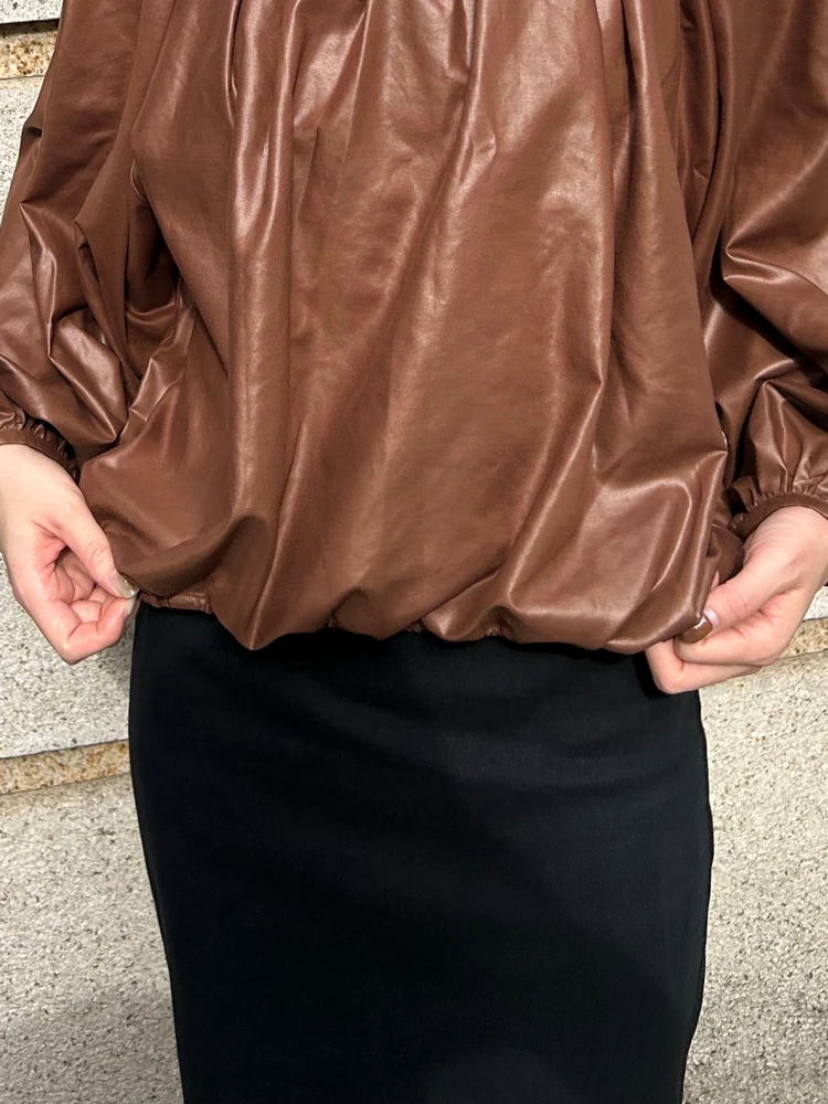 BIANCA×スーパーバイラーズ コラボ レザー見えバルーントップスの素材とディテールの寄り写真