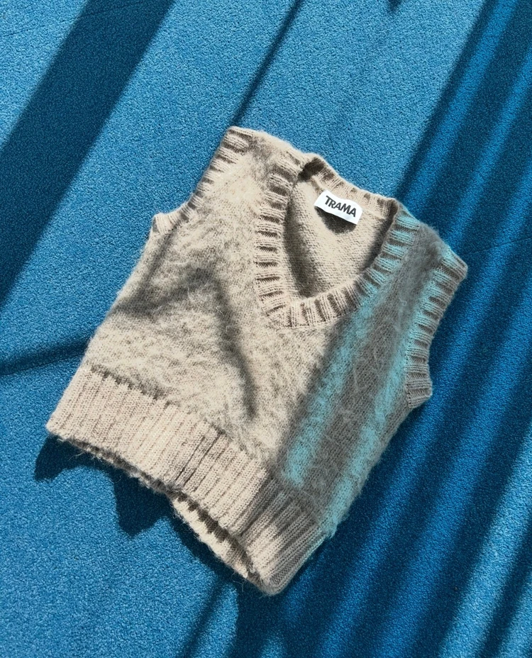 『TRAMA』のニットベストが、オフィスと外の寒暖差を救ってくれる！【エディターズピック】