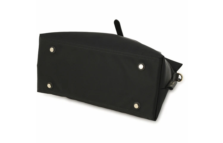 ヴィオラ ドーロナイロントートバッグ ¥25,300　底びょうがあり汚れがつきにくい。