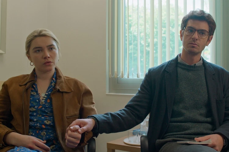 映画　We Live in Time この時を生きて　医師の説明を聞くアルムートとトビアスの写真