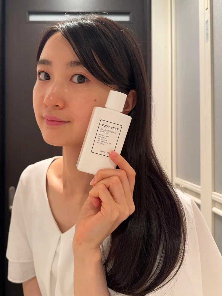 トゥベール化粧水　プレ化粧水　プチプラスキンケア　肌の曲がり角　アラサースキンケア　美容アイテム　プチプラアイテム　TOUTVERTを持つ女性