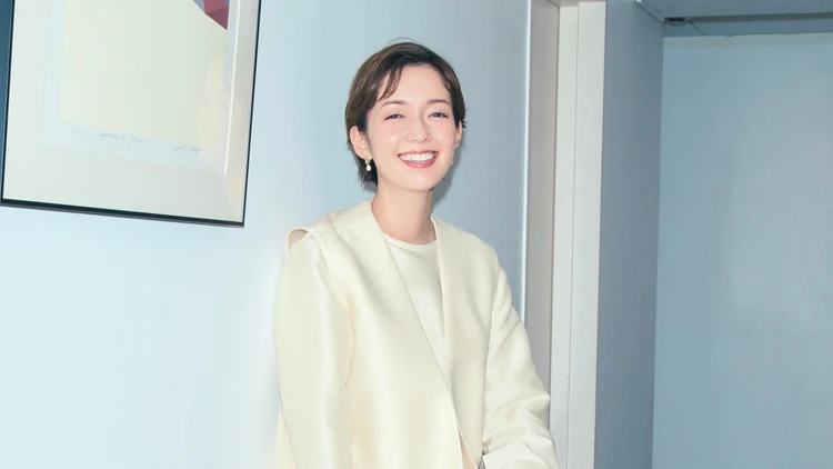 【カセット服コーデ】暗い色が増える冬に映えるアイボリーが正解【BAILA今日のコーデ】