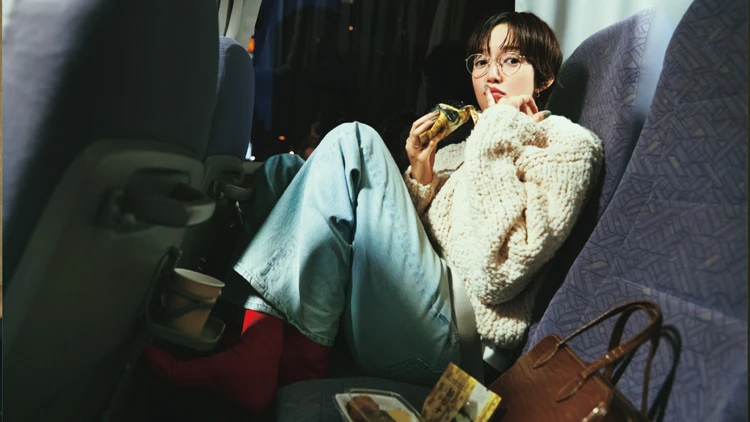 佐藤栞里が話題のグルメを食べまくり！ ウエスト調整ができる【ワイドデニム着回し5コーデ】