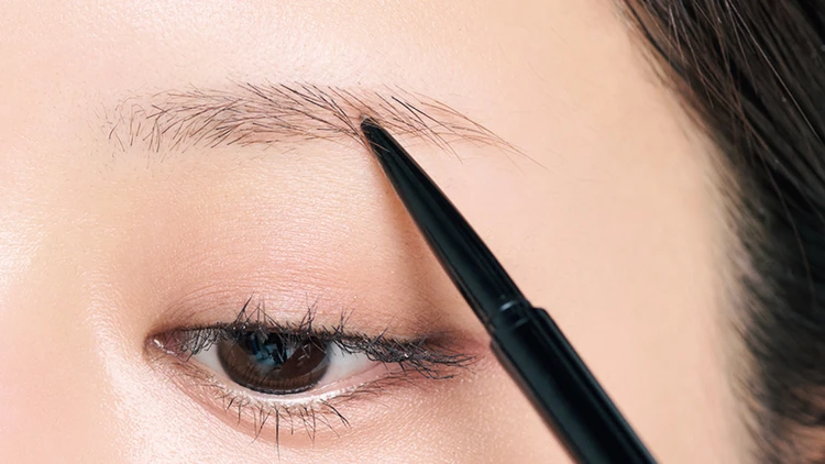 大人眉の正解「薄アーチ眉」はどう作る? 最旬アイブロウのHOW TOを詳しく解説!