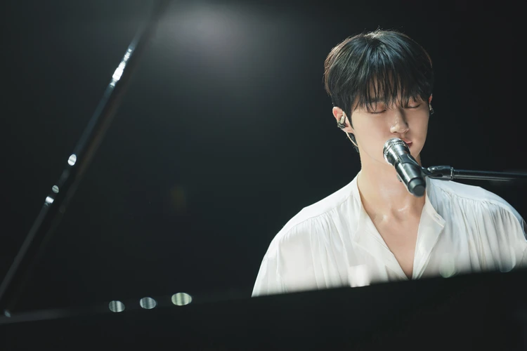 ソンジェ背負って走れ ピアノを弾き語るソンジェ